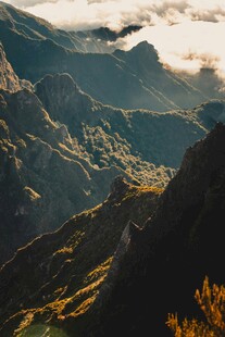 壮丽山峦间的光影美景