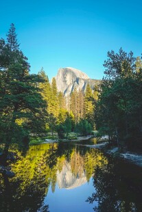 山林湖畔美景倒影