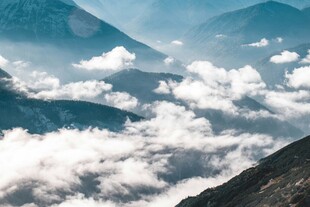 云海环绕的壮丽山峦