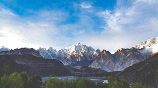 壮丽雪山湖泊自然风光