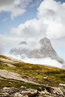 巍峨高山云雾缭绕美景