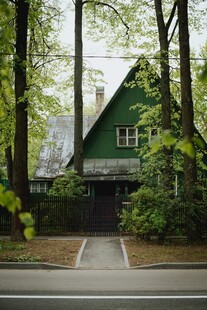 森林中的绿色小屋