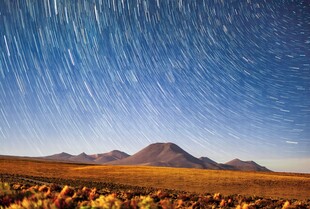 旷野星空下的壮丽山脉
