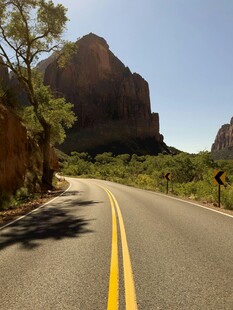 蜿蜒山路旁的壮丽山景
