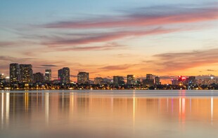 城市湖畔绚丽黄昏美景