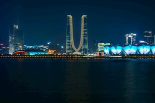 城市夜景中的璀璨摩天轮