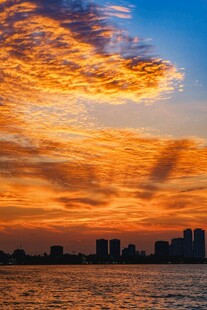 城市黄昏海景绚丽晚霞