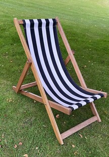 条纹折叠躺椅置于绿草地