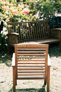 户外木质座椅与自然景致