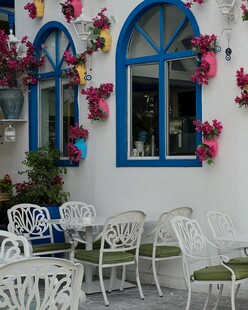 蓝窗白椅的浪漫户外空间