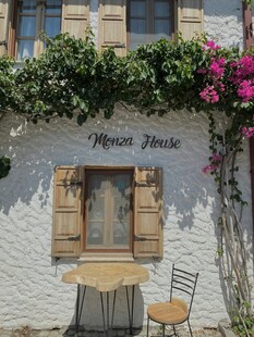 白色小屋外的惬意咖啡角落