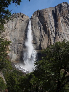 壮观山间瀑布景观
