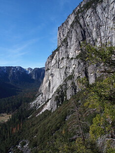 巍峨山壁与葱郁山谷