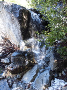 山间溪流瀑布岩石景观