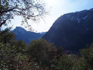 山林间的壮丽山脉景色