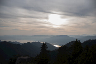 山间日出美景