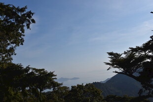 山林间远眺蓝天与远景