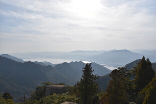 山峦云海间的壮美风光