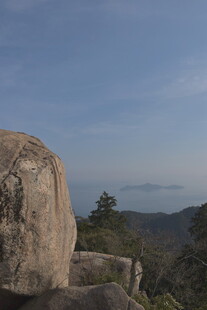 山顶巨石与远方景致
