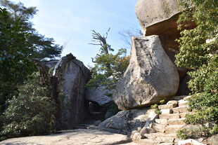 山间巨石景观