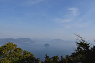 湖光山色间的静谧景致