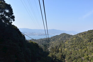 山间美景 远眺广阔水域