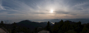 日出时分的山峦美景
