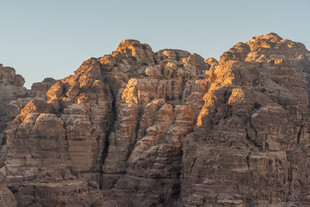 夕阳下的壮丽岩石山峰