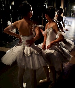 芭蕾舞演员后台准备时刻