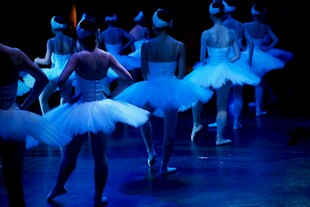 舞台上的芭蕾舞演员群舞