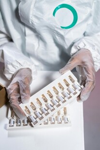 医护人员手持新冠检测试剂