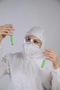 科研人员手持试管做实验