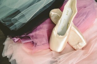 优雅芭蕾舞鞋与纱裙组合