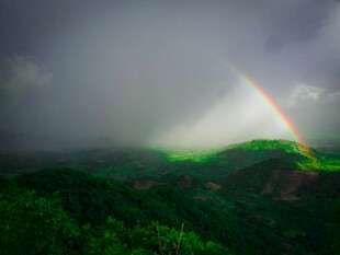 山间彩虹现于云雾之中