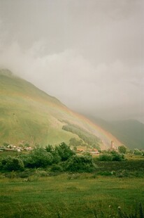 山间草地现绚丽彩虹