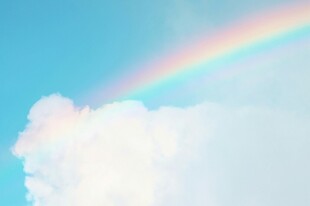 蓝天下的绚丽彩虹