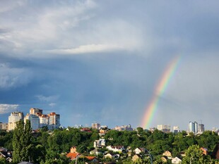 城市上空的绚丽彩虹