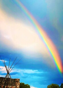 屋顶上空的绚丽彩虹