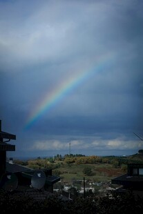 雨后天边现绚丽彩虹