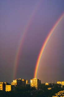 城市上空的双彩虹美景
