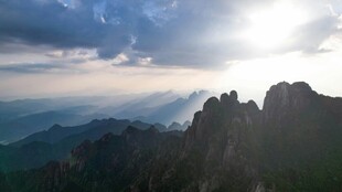 壮丽山景日出时刻