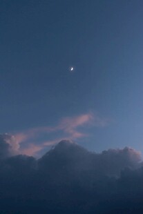 夜幕下的山峦与天际月牙