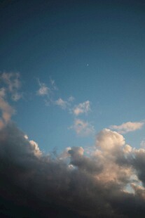 黄昏时分的天空与云朵