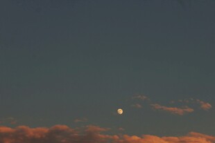 黄昏天空中的月亮与云彩