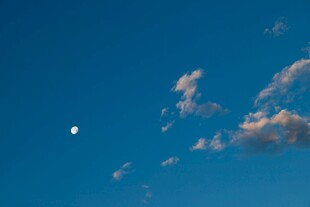 蓝天明月伴云朵