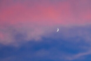 天空中的弯月与绚丽云彩