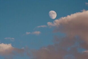 蓝天淡云间的朦胧月亮
