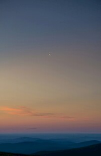 黄昏时分的山峦美景