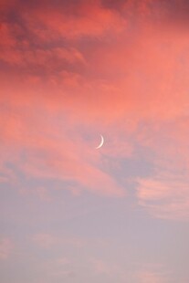 晚霞中的弯弯月牙