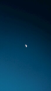 夜空中的弯弯月牙